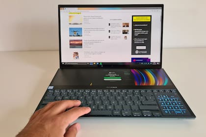 Con un teclado ubicado en la parte inferior, la ZenBook Pro Duo requiere de un soporte de apoyo para trabajar con comodidad