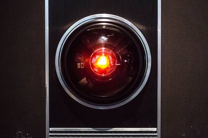 Con un toque de humor, carta abierta a los esforzados cronistas de nuestro tiempo, que no podrán creer a qué llamábamos modernidad. En la foto, la perturbadora mirada de HAL9000