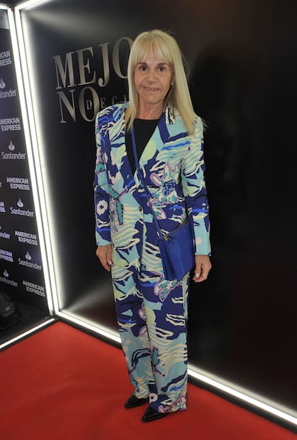 Con un traje de dos piezas con un particular estampado, Claudia Villafañe no pasó inadvertida