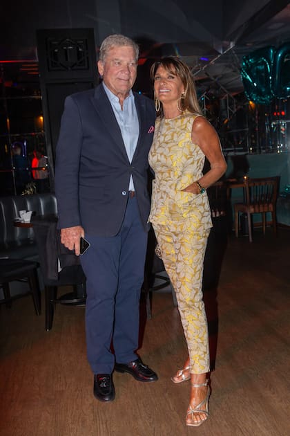 Con un traje de estampa dorada, Teresa Calandra llegó escoltada por su marido, Gonzalo Bergadá.