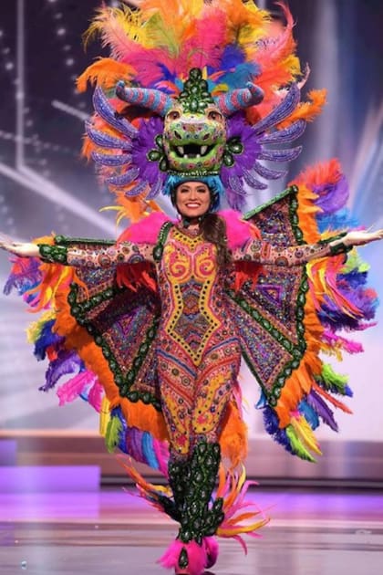 Con un traje del artista Avelino Roque Osorio que representa los colores, cultura y tradiciones de México, la representante de ese país deslumbró al mundo