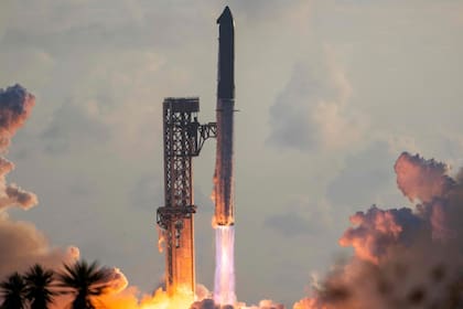 Con un valor de cierre de US$146,03 por acción de SpaceX registrado el viernes previo al anuncio y una población de 73 millones de menores, Associated Press estimó el costo total de la donación en aproximadamente US$10.660 millones