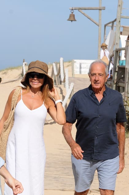 Con un vestido blanco playero, sombrero y bolso de rafia, Zulemita Menem fue captada por la lente mientras salía de almorzar con su pareja, Rodolfo D’Onofrio, en La Huella, José Ignacio.