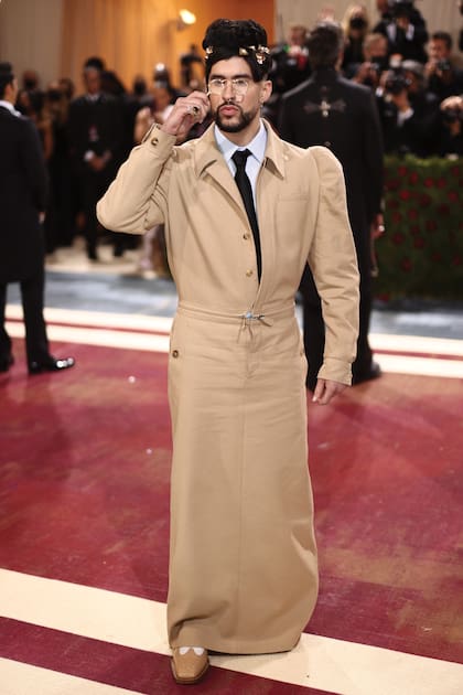Con un vestido con mangas abullonadas
de Burberry, by Riccardo Tisci, zapatos de estilo
derby y anteojos sin patillas para
la gala Met de 2022, en Nueva York