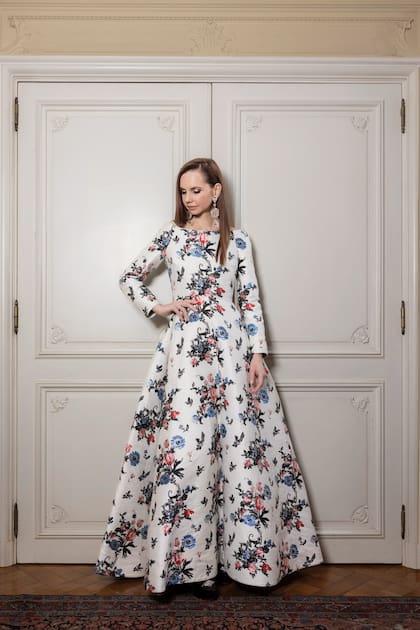 Con un vestido de brocatto de Valentino con zapatos de Ferragamo. Los aros son de Yves Saint Laurent y el anillo de brillantes, herencia de su abuela Diana Duhau Nelson.