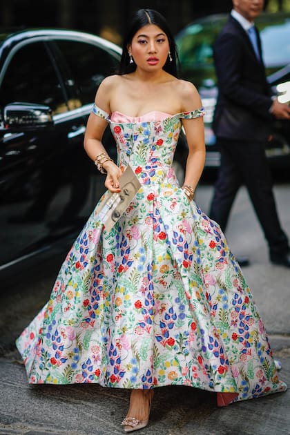 Con un vestido de flores estampadas estilo lady en el desfile del Giambattista Valli, en París.