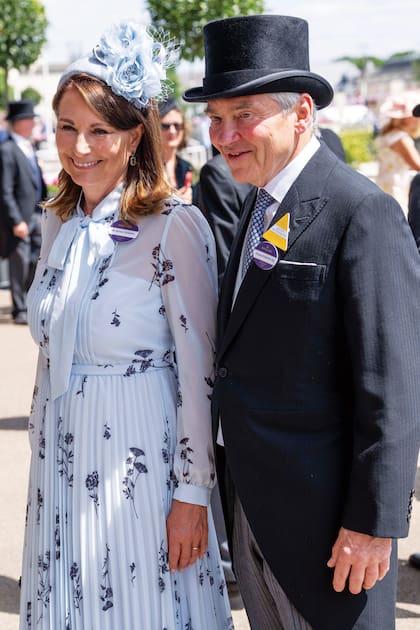 Con un vestido fresco en tono claro y tocado de plumas, Carole posa con su marido, Michael Middleton, vestido de jaquette y saco.