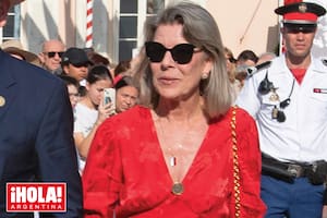 Con un vestido rojo, y no de Chanel -su firma de lujo favorita-, Carolina de Mónaco acaparó la atención en los festejos por el centenario del nacimiento de su padre, el príncipe Raniero III.