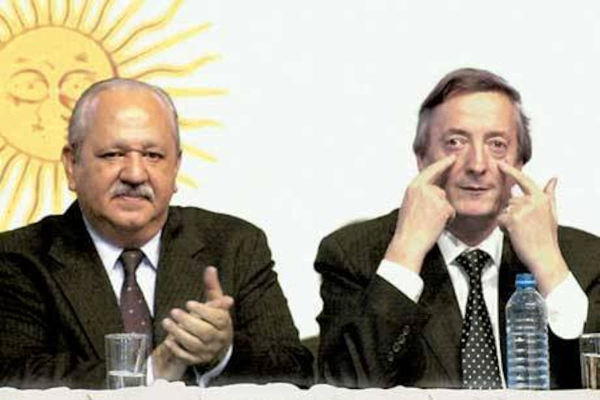 Con una bandera argentina de fondo, el presidente Kirchner y el gobernador Brizuela del Moral firmaron convenios por 120 millones de pesos