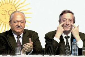 Con una bandera argentina de fondo, el presidente Kirchner y el gobernador Brizuela del Moral firmaron convenios por 120 millones de pesos