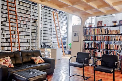 Con una biblioteca sin fondo, se separó el área de escritorios sin bloquear el paso de la luz.