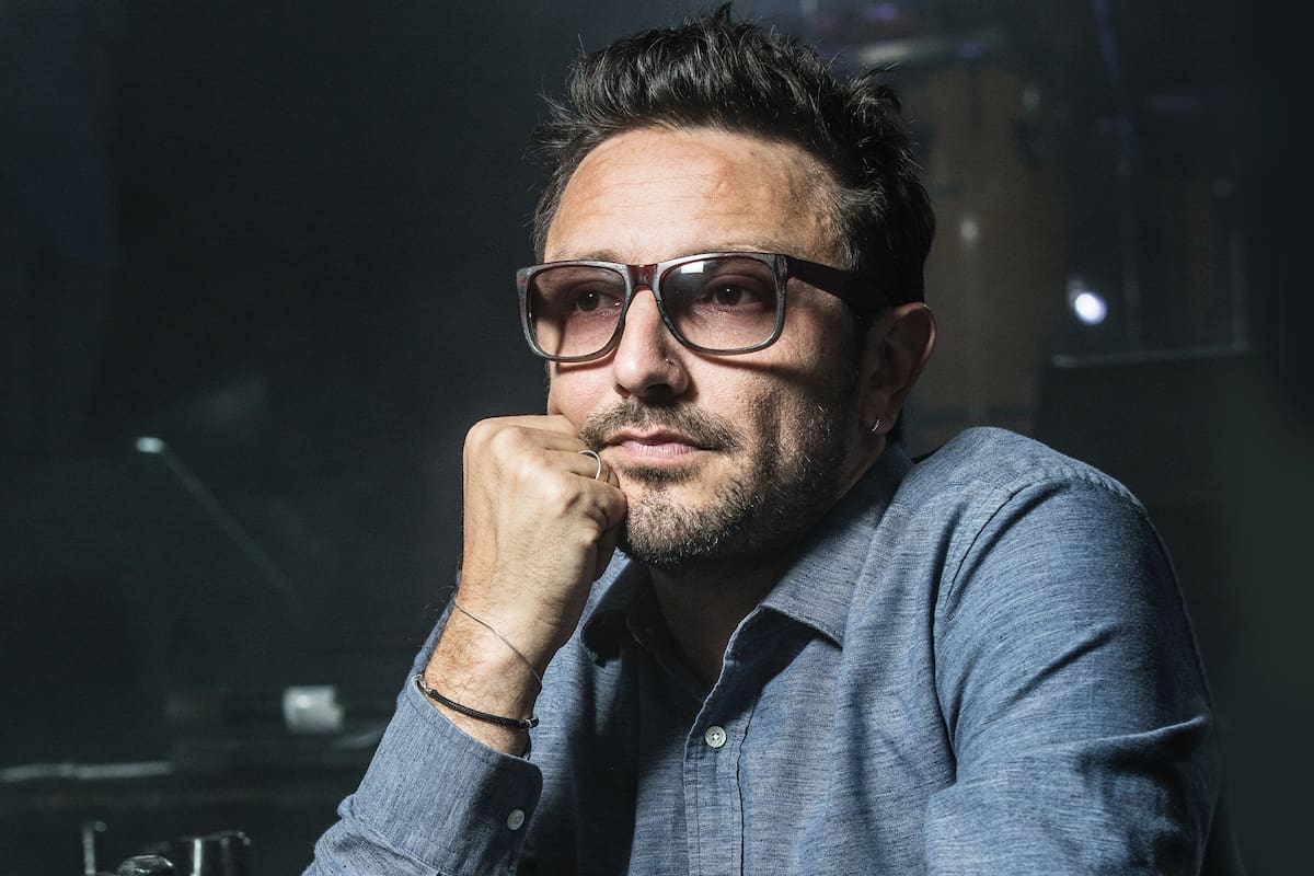 Con una biografía sin filtro y un disco de reversiones que casi no sale a la luz, la banda celebra sus 25 años de trayectoria