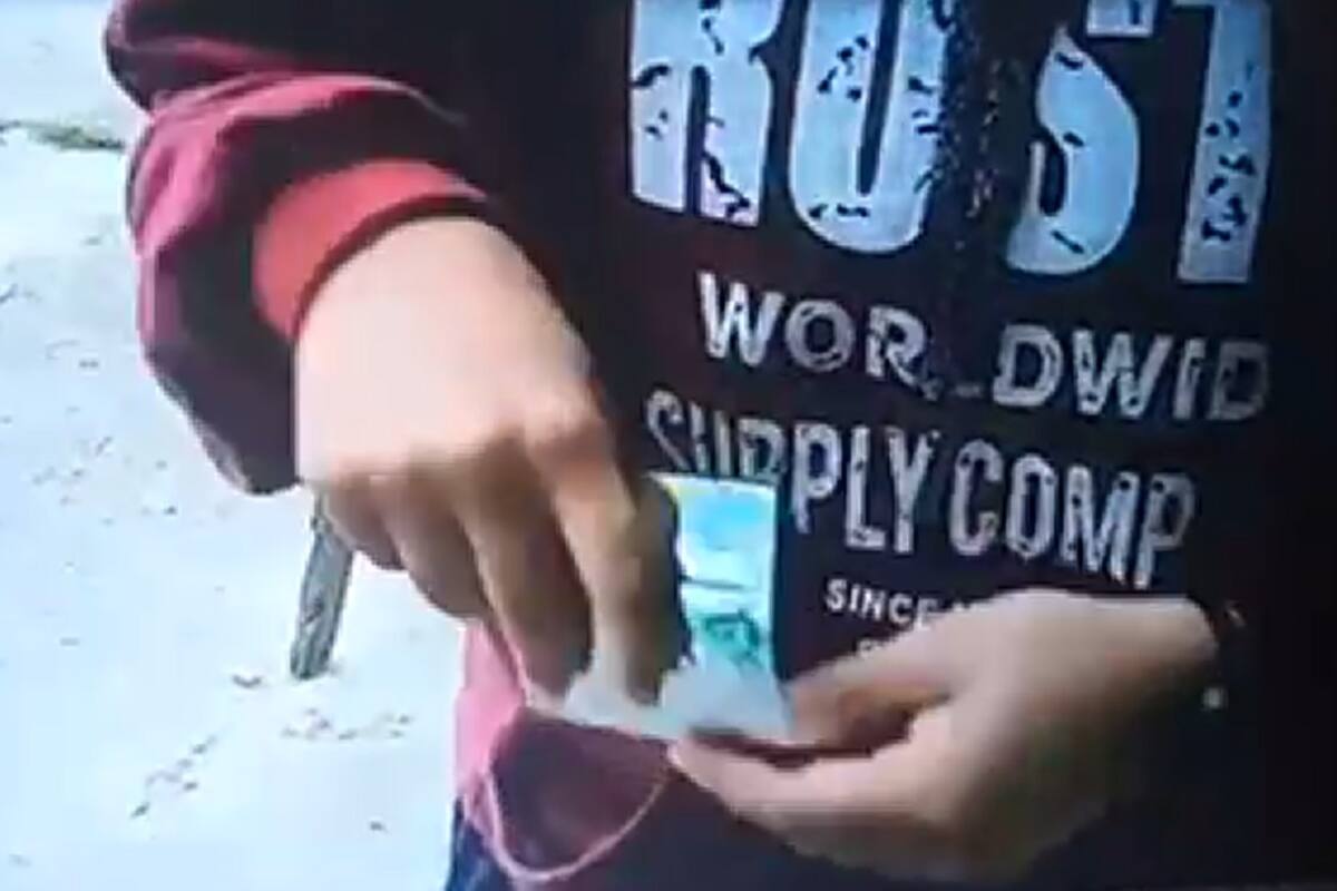 Con una cámara oculta en los lentes, un policía que actuó como "agente revelador" simuló la compra de droga para atrapar a una dealer que vendía LSD