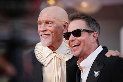 Con una camisa muy ornamentada y su sonrisa de siempre, John Malkovich posó para las cámaras junto a su coprotagonista en Caballo salvaje nueve, Sam Rockwell
