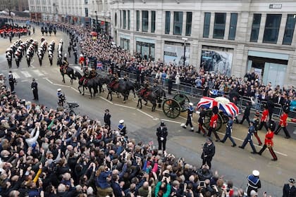 Con una ceremonia privada y con honores militares, los británicos despiden a Margaret Thatcher