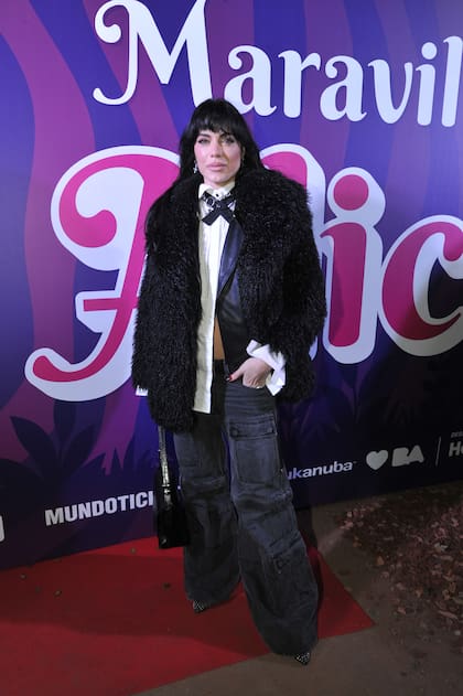 Con una chaqueta de piel a tono con el frío de la noche porteña, Emilia Attias aportó su toque glam a la experiencia inmersiva inspirada en el universo de Alicia en el país de las maravillas, la obra de Lewis Carroll