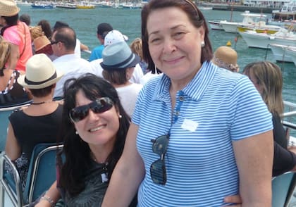 Con una compañera del contingente en su luna de miel.