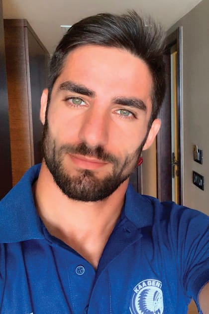 Con una cuenta de Instagram que levanta pasiones desde que la estrenó, el iraní Milad Mohammadi (32) –tiene un hermano gemelo, Mehrdad, que también es futbolista profesional– llamó la atención de los periodistas por su presencia en la cancha y su popularidad estalló hasta hacer de él un fenómeno viral. Dueño de un físico privilegiado y megafashionista, en sus posteos conviven paseos en BMW descapotables con un armario en el que se mezcla ropa de Gucci, Adidas o Pepe Jeans, y ¡el botón de like arde! La estrella del Persepolis F.C. mantiene su vida privada lejos de los medios
