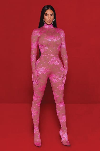 Con una de las últimas creaciones de Balenciaga para su colección de verano 2022: body de cuello alto confeccionado en encaje de flores.