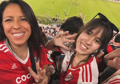 Con una de sus hijas, compartiendo la misma pasión.