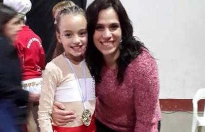 Con una de sus primeras profesoras.
