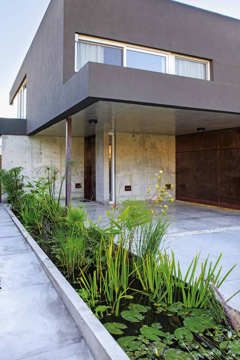Con una entrada de luz natural en el centro y un trazado dinámico, el estudio BAM! Arquitectura encontró el mejor perfil de un lote angosto y lo convirtió en el fresco hogar de una pareja joven.