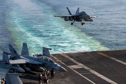 Con una eslora de 259 metros (850 pies), el Tripoli opera como un portaaviones ligero, diseñado específicamente para optimizar operaciones aéreas con cazas furtivos F-35B Lightning II