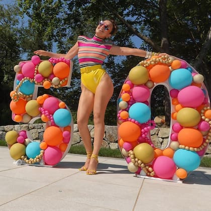 Con una espléndida figura, Thalía festejó la llegada de los 50 años