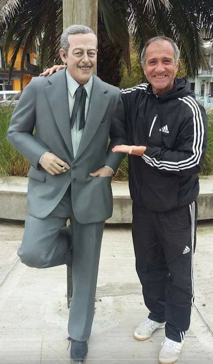 Con una estatua del Polaco Goyeneche, a quien conoció en su rol de capitán de Platense.