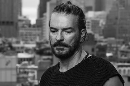 Con una estética en blanco y negro y fiel a su estilo, el cantante recorre el mundo con su música (Foto: Instagram @ricardoarjona)