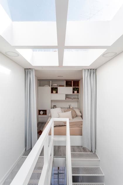 Con una estética oriental y minimalista, la privacidad del dormitorio se resolvió con una cortina blackout.