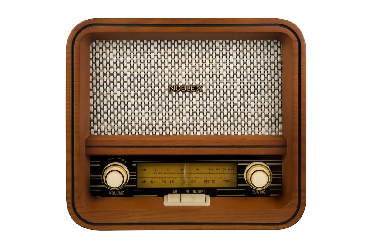 Con una estructura de madera y una grilla de bambú entretejido, el dispositivo mantiene el aspecto de los viejos modelos de radio combinado con la conexión Bluetooth y un puerto USB