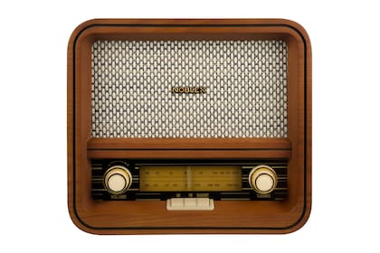 Con una estructura de madera y una grilla de bambú entretejido, el dispositivo mantiene el aspecto de los viejos modelos de radio combinado con la conexión Bluetooth y un puerto USB