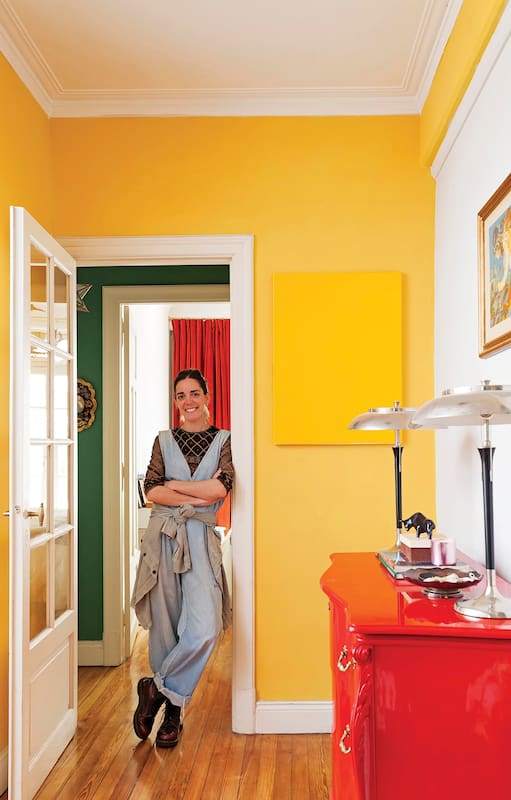 Con una explosión de color, historia y personalidad, una pareja de amantes del arte y del diseño transformó, por completo, un departamento de más de 50 años de antigüedad.