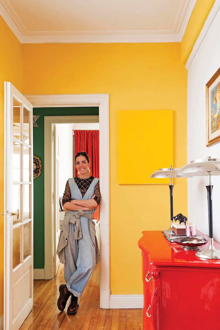 Con una explosión de color, historia y personalidad, una pareja de amantes del arte y del diseño transformó, por completo, un departamento de más de 50 años de antigüedad.