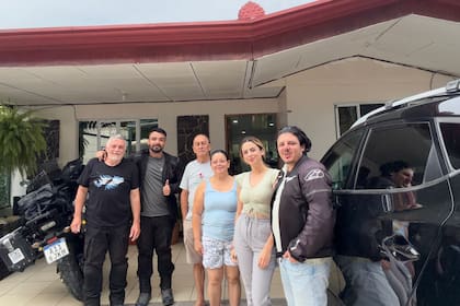 Con una familia que los recibió en Costa Rica