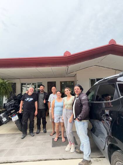 Con una familia que los recibió en Costa Rica