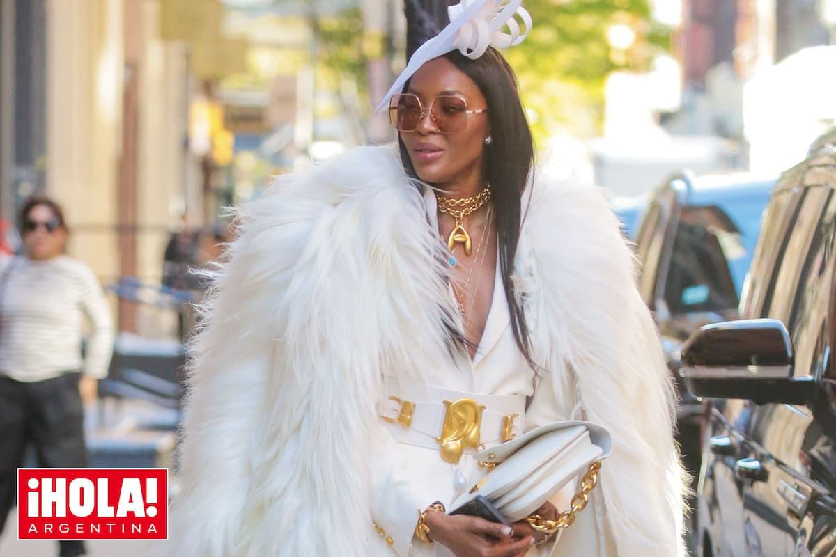 Con una gran puesta en escena, Naomi tuvo una llegada de tinte cinematográfico.