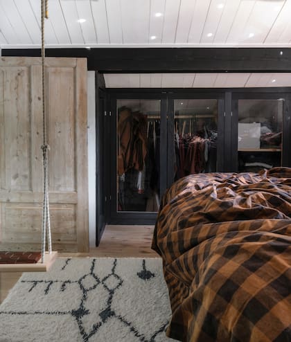 Con una hamaca y un pequeño living, el dormitorio de los dueños de casa es uno de los puntos de reunión preferidos para sus hijos pequeños.