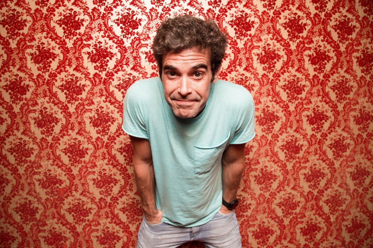 Con una infancia marcada por los paisajes típicos del barrio porteño, su carrera actoral llegó de muy joven un poco por casualidad, aunque nunca más la abandonó; hoy es la figura del musical Sugar (un género al que siempre le huyó) y se afianza como intérprete maduro