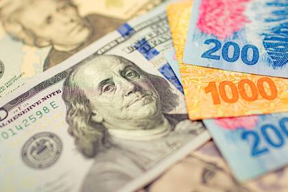 Con una inflación mayor al 3% mensual y la cercanía a las elecciones, el dólar se volvió el refugio de los ahorristas