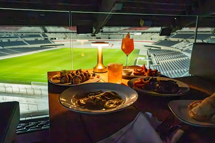 Con una inversión de $320 millones, River acaba de inaugurar un restaurante en la tribuna Centenario del estadio Mâs Monumental con el que busca posicionarse como un referente gastronómico del barrio de Nuñez