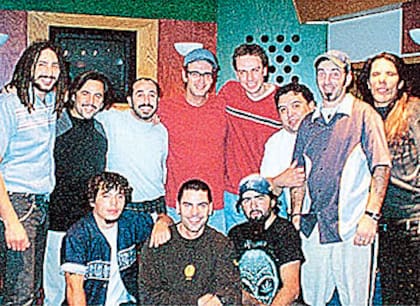 Los Calzones con Gustavo Cerati y algunos de los invitados del disco Plástico