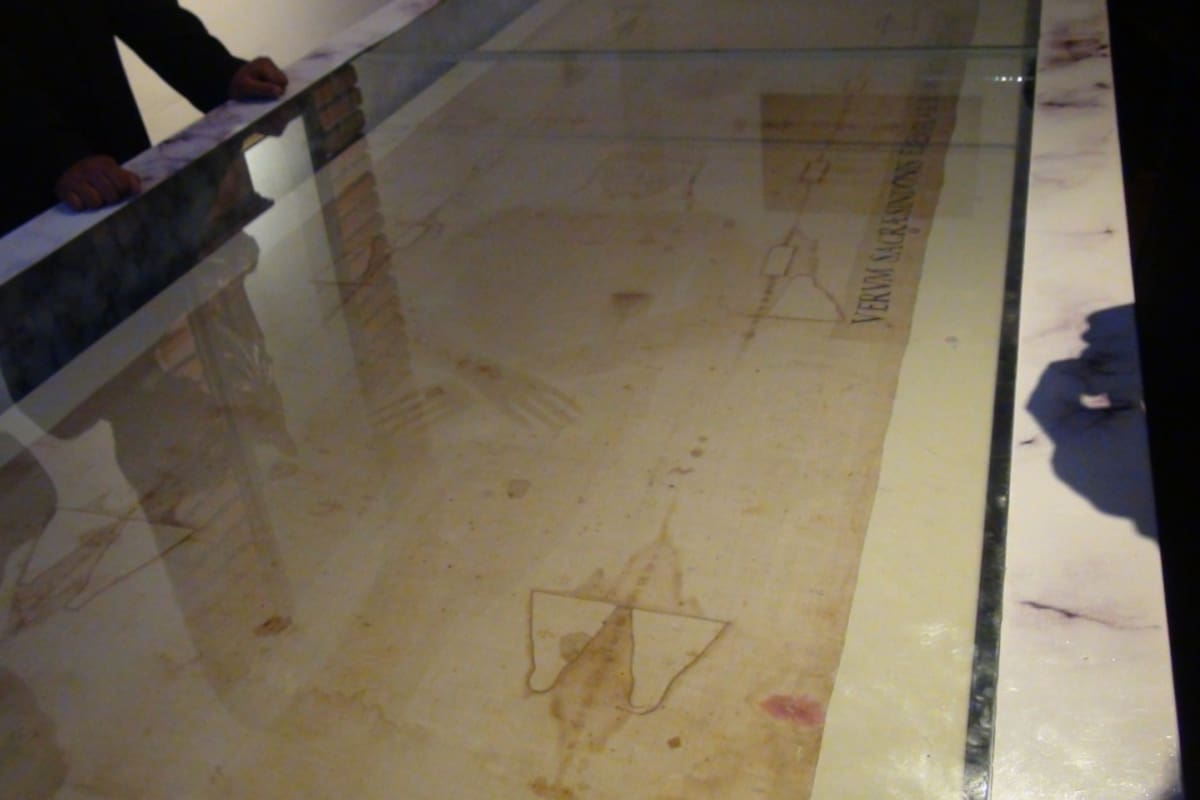 Con una longitud de más de cuatro metros de largo por uno de ancho, la Sábana Santa conserva una inscripción en latín referente a su origen