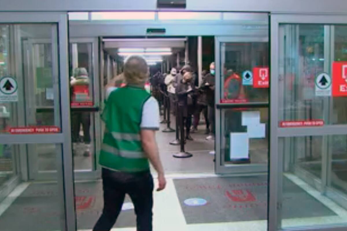 Con una organización eficaz, una de las colas de uno de los centros de vacunación de Seattle.