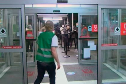 Con una organización eficaz, una de las colas de uno de los centros de vacunación de Seattle.