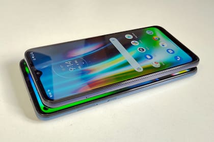Con una pantalla más grande y una mejor resolución, por unos milímetros el Moto G9 Plus es un poco más grande que el Moto G9 Play