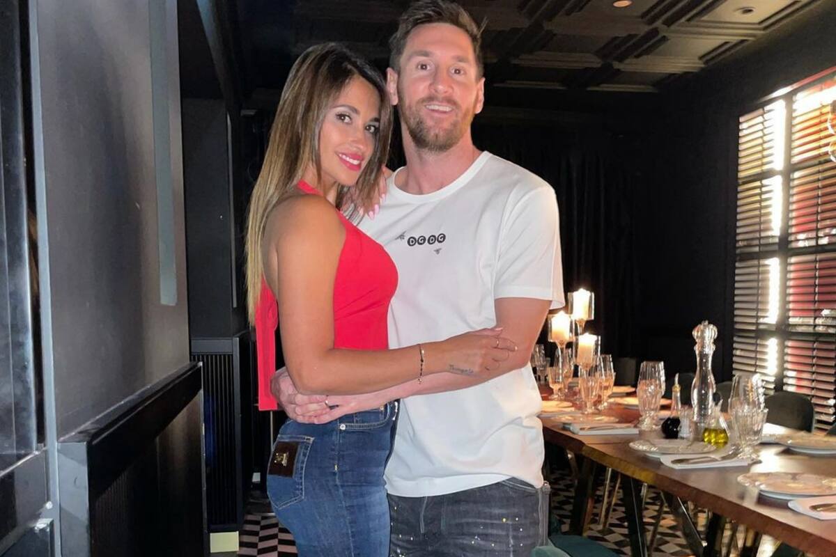 Con una postal en la que se los ve juntos, Antonela Roccuzzo le envió un tierno mensaje a Lionel Messi