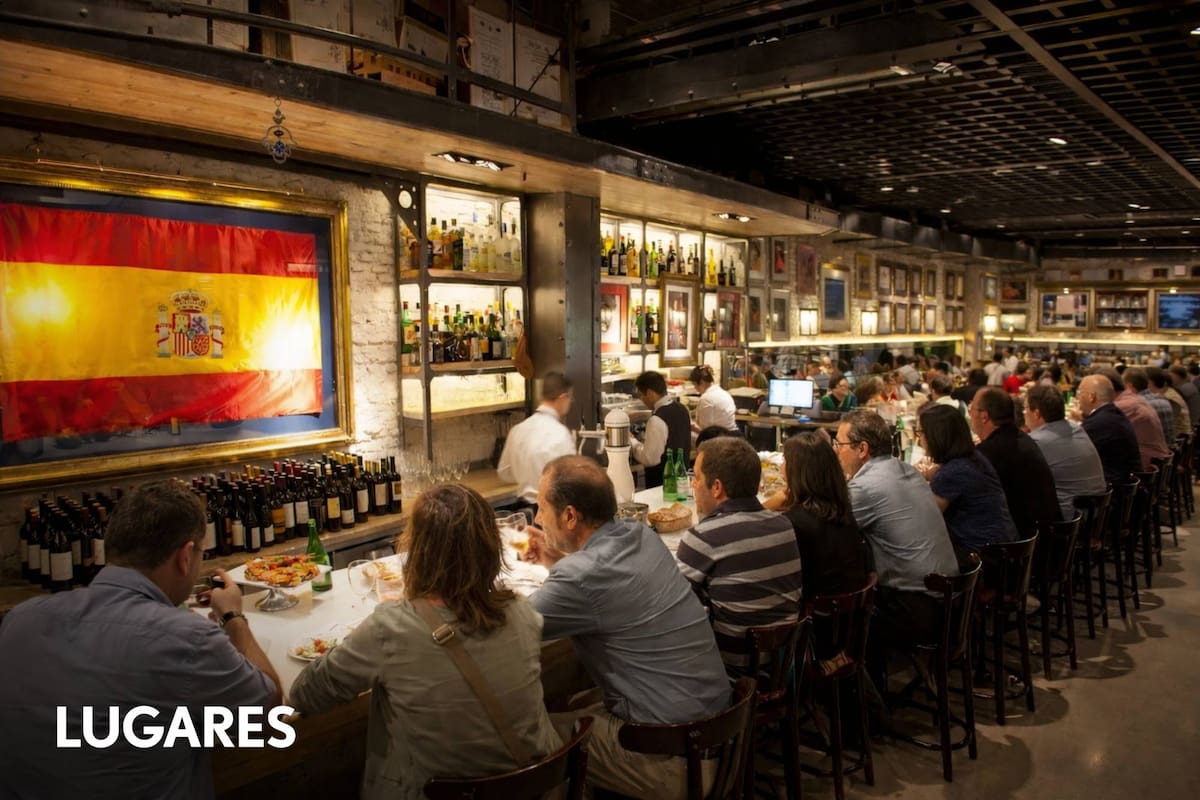 Con una propuesta de comida española clásica, El Burladero tiene una extensa barra donde se sirven tapas, platos, sidra y otras bebidas espirituosas que abren el diálogo entre desconocidos