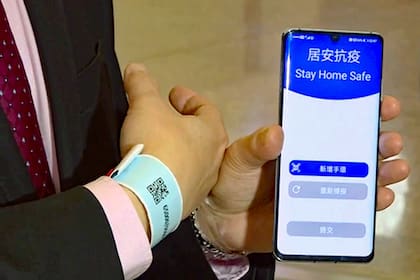 Con una pulsera y una aplicación, Hong Kong puso en cuarentena a todas las personas que llegaron a su aeropuerto, pero algunos no pudieron activar el sistema, que requiere de un link de descarga y un código SMS